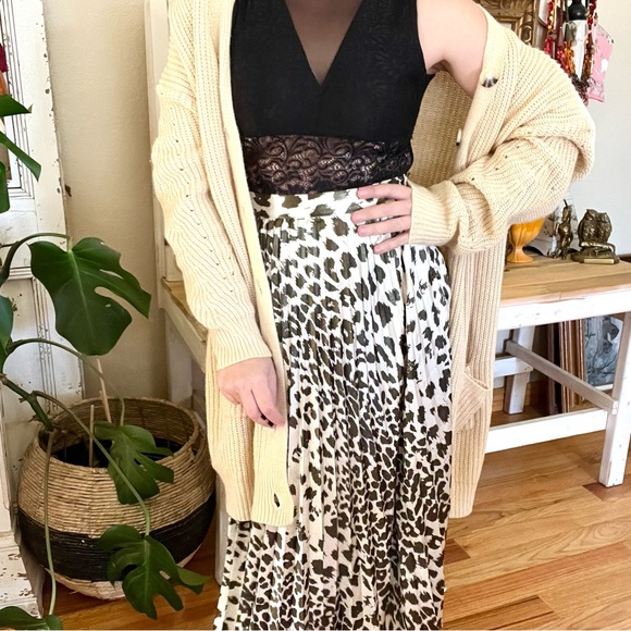 New! H&M Metallic Animal Print Pleated Midi Skirt Size 6 - Picture 2 of 7